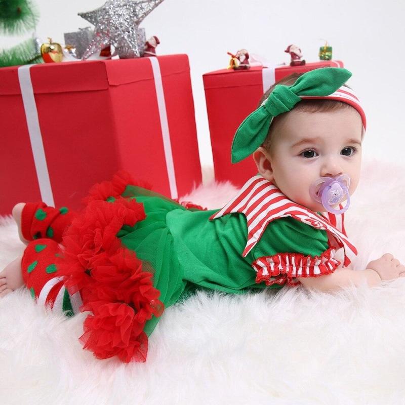 Cadeaux de Noël et tenues de bébé