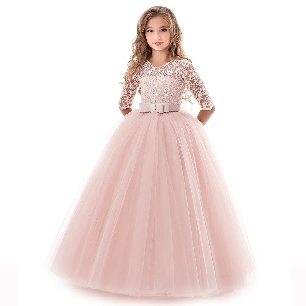 photo de face d'une robe de princesse rose de bal pour fille